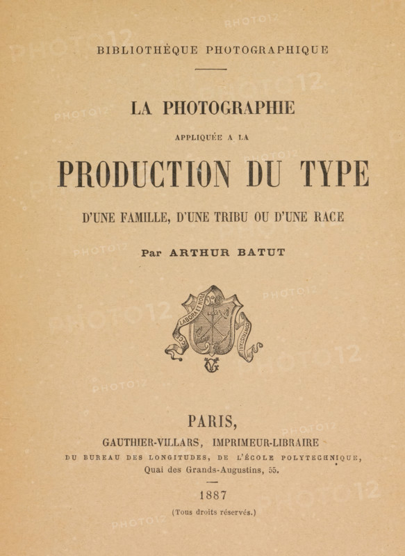La photographie appliqué à la production du type d'une famille, d'une tribu ou d'une race, book, Book: La photographie appliqué à la production du type d'une famille, by Arthur Batut, Paris 1887., photographer: Arthur Batut, publisher: Gauthier-Villars, Paris, 1887, writer (clerical worker), paper, printing, collotype, height 210 mm x width 148 mm x thickness 3 mm, A beige, textured paper page with a centered ornamental emblem below the middle and several lines of dark printed typography arranged above and below the emblem, the typography varying in size and weight and aligned horizontally, with the paper showing small speckles and slight aging marks.