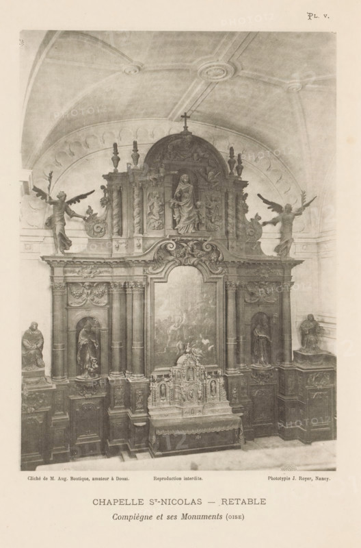 Chapelle St-Nicolas - Retable, View of an altarpiece in the Chapel of St. Nicholas in Compiègne, France, Compiègne et ses Monuments (oise), page, photomechanical print, inscription: 'Reproduction interdite.', number: 'Pl. V.', maker: Jules Royer, Compiègne, maker: Augustin Boutique, Douai, c. 1890 - in or before 1895, paper, collotype, photoprint, height 170 mm x width 123 mm, Print on fourth unnumbered page after page 4., altar with altar-piece, A grayscale photograph of an ornate chapel interior featuring a large carved altar with columns, sculpted figures, decorative panels, and a central recessed painting, flanked by statues in niches and topped by a semicircular pediment with a central statue and two winged angel figures on either side, all beneath a vaulted ceiling with decorative ribs and circular medallions.