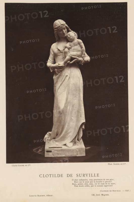 Sculpture by Jean Gautherin, depicting Clotilde de Surville, Clotilde de Surville, page, photomechanical print, inscription: 'O cher engantelet, vray pourtraict de ton père, ', inscription: '126, boul. Magenta.', photographer: Goupil & Cie., publisher: Ludovic Baschet, c. 1876 - in or before 1879, Jean Gautherin, after sculpture by, paper, Woodburytype, Woodburytypepie, height 233 mm x width 180 mm, piece of sculpture, reproduction of a piece of sculpture, A monochrome photograph shows a full-length statue of a woman standing and holding a sleeping child in her arms; the woman wears a long flowing dress with a fitted bodice and long sleeves, her head is slightly bowed and covered by a headscarf with wavy hair visible beneath, and her facial expression appears gentle as she cradles the child against her chest; the child is unclothed and reclines with a relaxed posture, head tilted back and limbs resting over the woman's arms; the statue stands on a rectangular base with carved detailing...