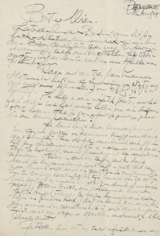 Letter to Mien Cambier van Nooten, letter, writer (clerical worker): Dick Ket, Bennekom, 1939-08-12, writer (clerical worker), materials by function, paper, ink, writing (processes), pen, height 425 mm x width 425 mm, Person, Agnes Maas-van der Moer, Arnoud Waller, Mien Cambier van Nooten, artist's model, sitter, literature, arts, historical persons (portraits and scenes from the life), painting (including book-illumination, miniature-painting), A sheet of aged paper filled with cursive handwriting in dark ink covering nearly the entire surface, with varied pressure and slanted lines, some strokes darker and bolder while others are lighter and more faded, and a larger, looping signature or heading near the top.