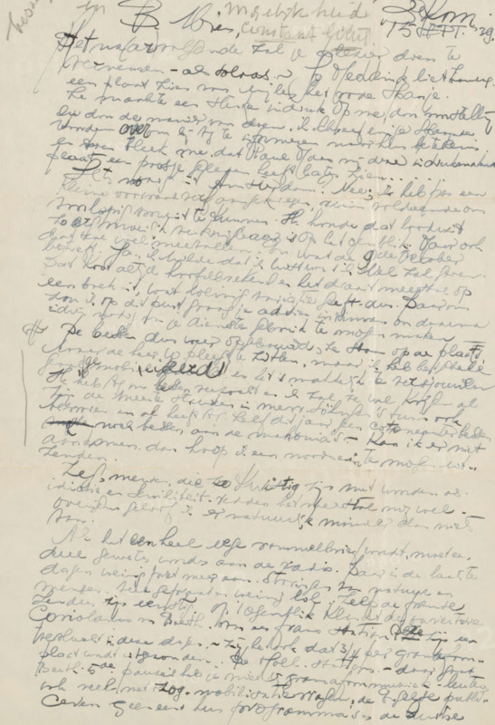Letter to Mien Cambier van Nooten, letter, writer (clerical worker): Dick Ket, Bennekom, 1939-09-15, writer (clerical worker), materials by function, paper, ink, writing (processes), pen, height 425 mm x width 425 mm, Person, Agnes Maas-van der Moer, Paul F. Maas, Arnoud Waller, Mien Cambier van Nooten, Johan Mekkink, artist's model, sitter, painting (including book-illumination, miniature-painting), music, Second World War, A sheet of aged paper covered edge to edge with dense, cursive handwriting in various shades of blue-gray and dark gray ink, with lines of script running across the page in a flowing, slanted style; some ink strokes appear heavier and darker, others lighter and faded, and there are occasional crossed-out marks and overwritten words creating darker clusters; the paper shows subtle vertical and horizontal creases and a few faint smudges, and the margins display slight discoloration compared with the center.