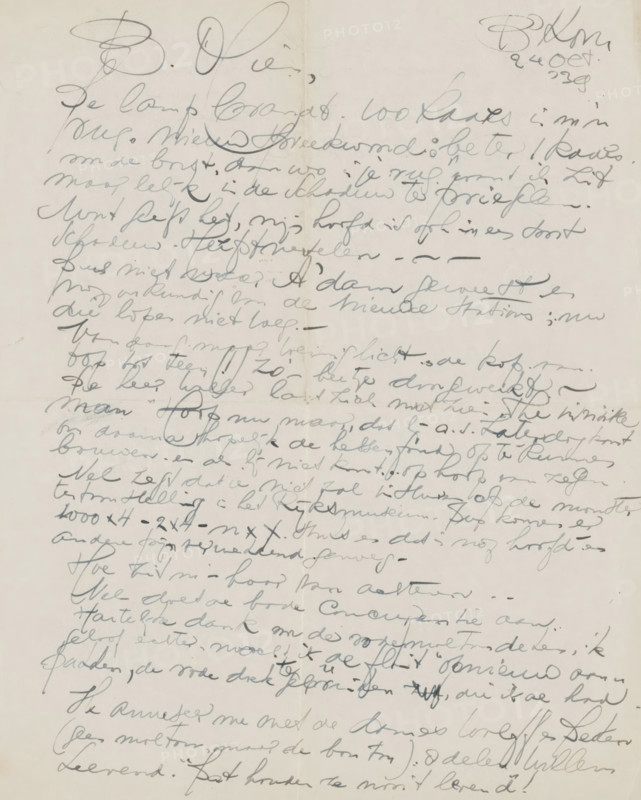 Letter to Mien Cambier van Nooten, letter, writer (clerical worker): Dick Ket, Bennekom, 1939-10-24, writer (clerical worker), materials by function, paper, ink, writing (processes), pen, height 425 mm x width 425 mm, A sheet of off-white paper covered edge to edge with dense handwritten cursive strokes in dark gray and black ink, showing flowing loops, slanted lines, and areas of heavier pressure, with a few larger signatures or marks near the top, faint creases and a vertical fold down the center, slight smudges and tiny stains scattered across the surface, and variations in ink darkness and line thickness creating a layered, textured appearance.