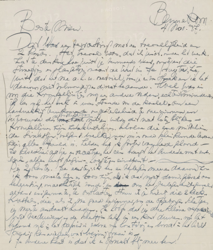 Letter to Mien Cambier van Nooten, letter, writer (clerical worker): Dick Ket, Bennekom, 1937-11-04, writer (clerical worker), draftsman (artist), paper, materials by function, lined paper, ink, writing (processes), pen, height 258 mm x width 209 mm, Person, Gustave Flaubert, W. Jos de Gruyter, literature, arts, sitting figure, historical persons (portraits and scenes from the life), printed matter, arms crossed, diseases, A sheet of lined paper filled edge to edge with dense cursive handwriting in dark ink, showing large looping strokes and varied pressure, with a prominent signature-like flourish near the top right and a bold, stylized heading at the top left, faint vertical crease down the center, a few small smudges and tiny stains scattered across the page, and a narrow margin visible along the left edge.