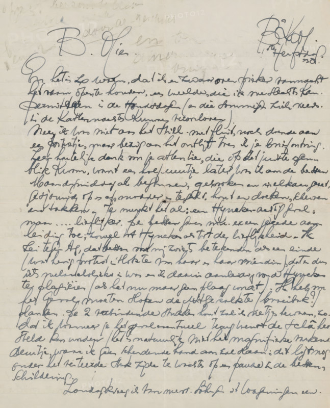 Letter to Mien Cambier van Nooten, letter, writer (clerical worker): Dick Ket, Bennekom, 1938-09, writer (clerical worker), draftsman (artist), paper, materials by function, lined paper, ink, writing (processes), pen, height 425 mm x width 425 mm, Person, Agnes Maas-van der Moer, Carel van Lier, Raoul Hynckes, Roswitha Bitterlich-Brink, Gerard Bilders, Henri Evenepoel, Mien Cambier van Nooten, painting (including book-illumination, miniature-painting), art trade, art shop, fruits, plants and herbs, music, A sheet of lined paper filled with dense cursive handwriting in dark ink, the writing covering almost the entire page with varying line thickness and occasional heavier ink strokes, two prominent larger signatures or flourishes near the top, faint pencil smudges and erased marks visible in the upper area, subtle horizontal fold creases across the sheet, and slight discoloration or aging of the paper giving it a warm off-white tone.