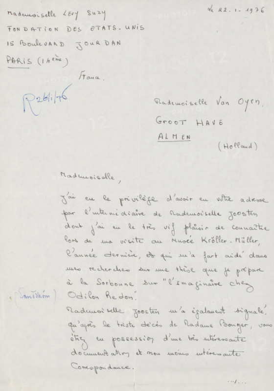 Letter to Mrs. van Oyen, letter, Letter contains a draft letter from Suze van Oyen to Suzy Levy., writer (clerical worker): Fondation des États-Unis, Paris, writer (clerical worker): Suzy Levy, writer (clerical worker): Suze van Oyen, 1976-01-22 - 1976-01-26, writer (clerical worker), materials by function, paper, ink, writing (processes), pen, height 425 mm x width 425 mm, Person, Odilon Redon, Françoise WM Bonger, Bram Hammacher, Kröller-Müller Museum, Almen, A pale sheet of paper with handwritten ink text in a cursive style covering the lower portion and several blocky handwritten lines and short notes in the upper half, including a blue pen signature mark on the left and a short date-like note near the top right; the sheet shows a vertical crease down the center and faint horizontal fold lines, with slight discoloration and small marks near the edges.