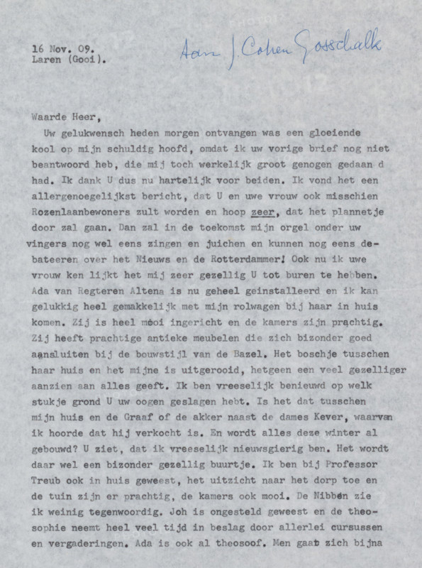 Letter to Johan Henri Gustaaf Cohen Gosschalk, letter, writer (clerical worker): Wally Moes, Laren (Noord-Holland), 1909-11-16, writer (clerical worker), materials by function, paper, ink, writing (processes), typewriting, height 425 mm x width 425 mm, Person, Hector Treub, Grada Hermina Marius, Jan Veth, Karel Petrus Cornelis de Bazel, Anna Dorothea Dirks, Johan Henri Gustaaf Cohen Gosschalk, Gerarda Sybilla van Regteren Altena, applied arts, arts and crafts, industrial design, non-Christian religions (including institutions, customs and antiquities), A sheet of pale paper with a dense block of typed lines filling most of the page and a handwritten signature in blue ink near the top right, with a small typed heading near the top left; the paper has a slightly mottled texture and a soft gray background, and the typed lines appear in a dark gray tone with even spacing across the page.
