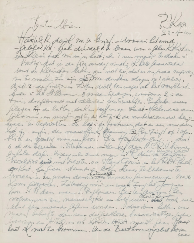 Letter to Mien Cambier van Nooten, letter, writer (clerical worker): Dick Ket, Bennekom, 1940-04-23, writer (clerical worker), paper, materials by function, lined paper, ink, writing (processes), pen, height 425 mm x width 425 mm, Person, Ludwig van Beethoven, Willem Mengelberg, The Hague Art Circle, Felix Timmermans, Mien Cambier van Nooten, Hendrik Chabot, Maksim Gorki, Johan Mekkink, workshop, studio of the artist (in general), literature, arts, art collecting, historical persons (portraits and scenes from life), painting (including book-illumination, miniature-painting), music, A sheet of lined paper filled edge to edge with cursive handwriting in dark ink, showing a vertical crease near the center and faint horizontal fold lines, with the ink varying in darkness and thickness across the page, occasional blotches and smudges, and a small darker spot near the top center; the paper has a slightly aged, off-white color and subtle discoloration along some fold lines.