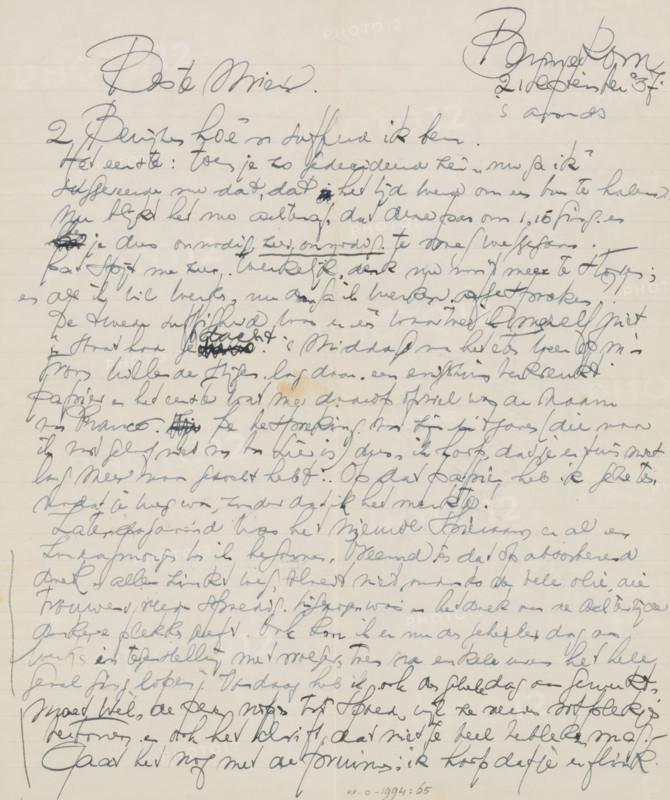 Letter to Mien Cambier van Nooten, letter, writer (clerical worker): Dick Ket, Bennekom, 1937-09-21, writer (clerical worker), draftsman (artist), paper, materials by function, lined paper, ink, writing (processes), pen, height 252 mm x width 210 mm x height 325 mm x width 450 mm, Person, Mien Cambier van Nooten, container of glass: bottle, jar, vase, jug, pot, painting (including book-illumination, miniature-painting), A sheet of lined paper covered with dense cursive handwriting in dark ink, showing two larger decorative signatures near the top, faint horizontal ruling visible across the page, several areas with crossed-out words and darker ink spots, a small pale circular stain near the upper middle, slight creases and fold lines, and a narrow margin on the left where the paper edge is visible.
