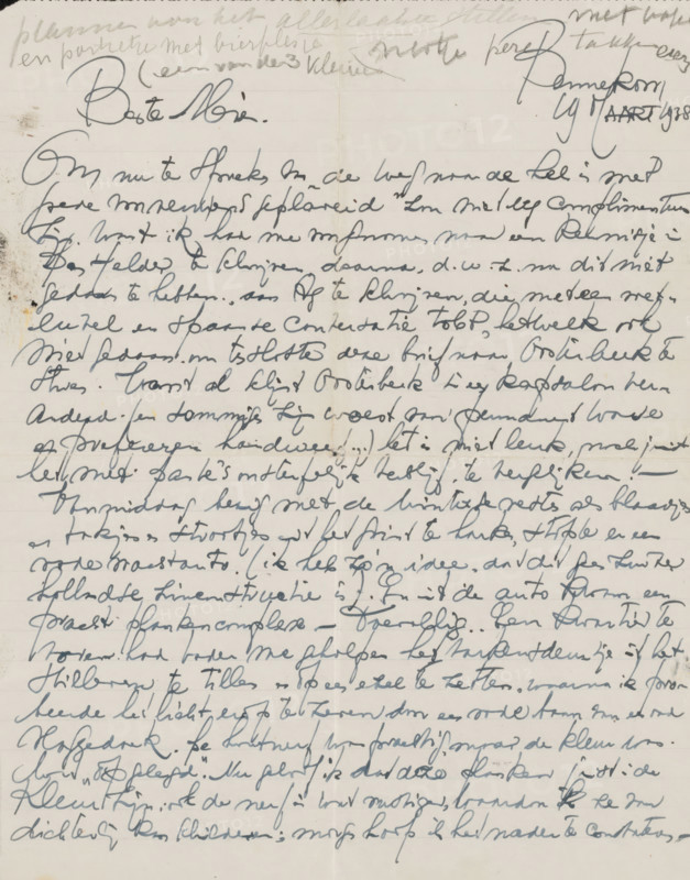 Letter to Mien Cambier van Nooten, letter, writer (clerical worker): Dick Ket, Bennekom, 1938-03-19, writer (clerical worker), paper, materials by function, lined paper, ink, writing (processes), pen, height 425 mm x width 425 mm, Person, Mien Cambier van Nooten, Agnes Maas-van der Moer, workshop, studio of the artist (in general), painting (including book-illumination, miniature-painting), A sheet of lined paper filled edge to edge with dense cursive handwriting in dark ink, showing large looping strokes at the top and more compact writing below, with visible creases and slight discoloration along the left margin and scattered small smudges and stains, and a faint vertical fold down the center.