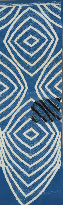 Collar made of gauze or tulle, photogram, France, c. 1900, photographer, textile materials, tulle, paper, cyanotype, tulle door darning, tulle embroidery, height 220 mm x width 696 mm, lace, A tall rectangular image filled with a repeating blue and white geometric pattern resembling concentric diamond shapes made of irregular cracked web-like lines, with a small area of dark black diagonal stripes and frayed edges overlapping one of the diamond shapes near the right center.