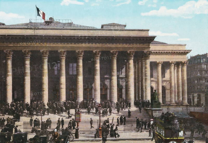 Paris. - La Bourse., View of the Paris Stock Exchange, photograph, page, Part of Photo album with color shots of sights in Paris., Paris, c. 1900 - c. 1930, photographer, pasteboard, paper, autotypie, color autotypie, height 197 mm x width 159 mm, traveling, tourism, prospect of city, town panorama, silhouette of city, diligence, omnibus, horse-tram, street (city(-scape) with figures, staffage), Exchange, Bourse, Beurs (Paris), A large neoclassical building with tall stone columns spans the image, a flag flies from the roof, and a crowd of people stands and moves on broad steps before the columns, with a statue on a pedestal near one side; carriages, several horses, and groups of pedestrians occupy the street and sidewalk in the foreground, while multi-story buildings appear at the edges and a pale blue sky with scattered clouds fills the upper area.