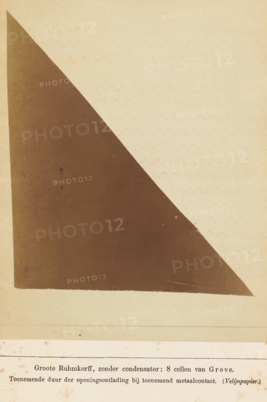 Registration of electric waves generated by a spark inductor, Groote Ruhmkorff, without capacitor, 8 cells by Grove. Increasing duration of the opening discharge with increasing metal contact. (Velin paper.), photograph, page, number: 'Pl. VI.', photographer: Willem Cornelis van Dijk, c. 1865 - in or before 1870, paper, albumen print, height 161 mm x width 128 mm, Photo on thirteenth unnumbered page after page 95., electrical phenomena, A large triangular shape fills most of the image, with one half a dark brown solid triangle set against a lighter beige background; the triangle's hypotenuse runs diagonally from the upper left toward the lower right, creating a sharp contrast between the dark and pale areas. The beige background shows subtle wavy horizontal impressions across its surface and small specks and spots of discoloration. The dark triangular area contains faint scratches and tiny marks. Along the bottom edge there is a narrow lighter strip and a lower border area with scatter...