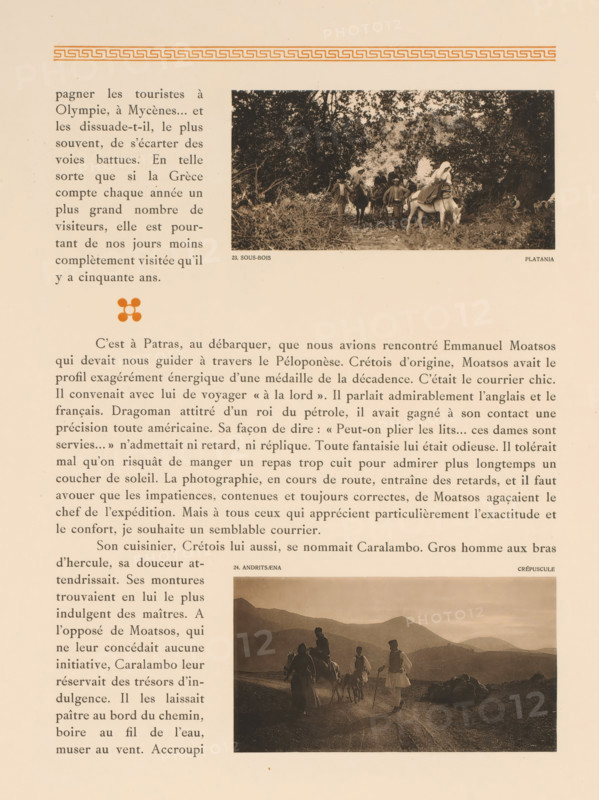 Andritsaena, crépuscule, Travelers at Andritsaina, page, photomechanical print, number: '24.', photographer: Frédéric Boissonnas, Andritsaina, cliché maker: Meisenbach, Riffarth & Cie., Berlin, c. 1905 - in or before 1910, paper, collotype, photoprint, height 79 mm x width 145 mm, Photo on page 31., 'en route', traveler under way, A sepia-toned page showing two rectangular photographs aligned vertically on the right side and columns of printed text on the left and center, with a decorative horizontal border near the top and a small floral-like ornament in orange between text blocks; the top photograph depicts a wooded scene with several people and animals on a dirt path under dense tree foliage, the lower photograph shows a silhouetted group of people and animals on a road against a backdrop of rolling hills and a sky with subtle gradient, and the overall page has a warm aged paper color with margins around the content.