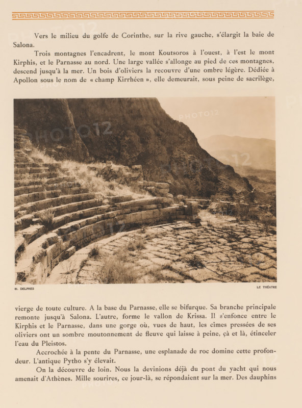 Delphes, le théatre, Amphitheater in Delphi, page, photomechanical print, number: '81.', photographer: Frédéric Boissonnas, Delphi, cliché maker: Meisenbach, Riffarth & Cie., Berlin, c. 1905 - in or before 1910, Euboea, paper, collotype, photoprint, height 160 mm x width 225 mm, Photo on page 90., amphitheatre, A sepia-toned photograph shows a curved stone amphitheater set against a rugged mountainside, with tiered stone seating partially covered by tufts of grass and small plants, a worn stone floor with irregular cracks and vegetation, rocky cliffs rising behind the seating, and distant hazy hills visible beyond the cliff under a pale sky, all framed by a cream-colored page.