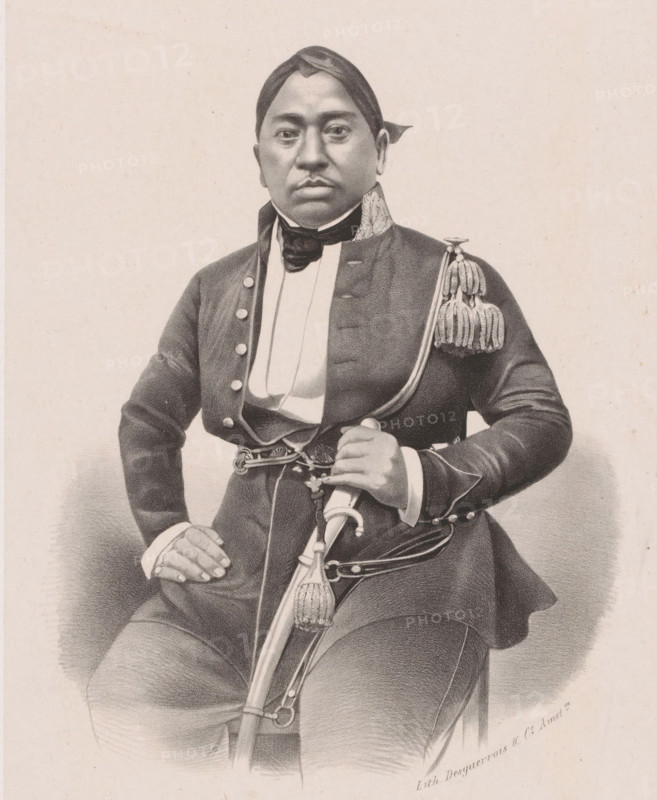 Portrait of an unknown officer from the Dutch East Indies, Portrait of an unknown Indonesian officer (former title), print, The sitter, possibly an Indonesian prince, is seated on a chair, wearing a military (navy?) uniform with a tasseled sash and holding a saber in his left hand. His right hand rests on his thigh. On his head he wears a knotted cloth (blangkon or udeng?)., printer (person): Desguerrois & Co., Amsterdam, 1827 - 1904, printmaker, printer (person), paper, lithography, height 447 mm x width 317 mm, historical persons (half-length portrait), Dutch East Indies, The, A monochrome portrait of a seated person wearing a dark formal coat with decorative buttons and an embroidered collar, a light-colored front garment beneath, and a dark neck scarf, the head covered by a dark headscarf tied at the back; one hand rests on the hip while the other grasps the hilt of a sheathed sword with ornate tassels and a sash across the waist, and the figure looks toward the viewer against a pl...