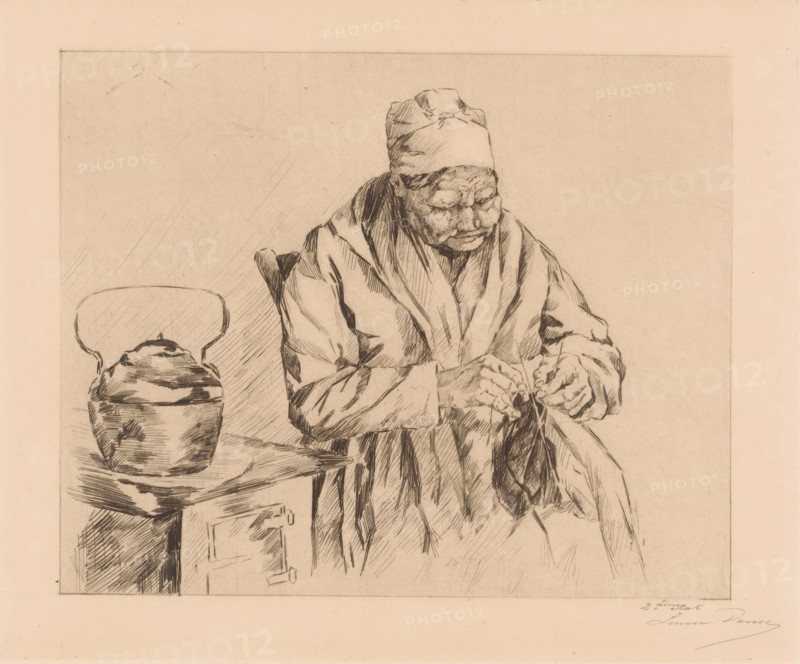 Old woman knitting by the stove, print, annotation: '2ième état', printmaker: Louise Danse (signed by artist), 1877 - 1909, paper, etching, drypoint, intaglio printmaking technique, height 222 mm x width 266 mm, (other forms of) needlework, eg: crocheting, knitting, embroidering, heating stove, A monochrome sketch shows an elderly person seated and wearing a headwrap and a heavy draped garment, their head slightly bowed and eyes closed, with detailed lines indicating wrinkles on the face and hands as they hold and manipulate fabric or a small object; to the left a rounded vessel with a handle sits on a flat surface, rendered with crosshatching and shadow, and the scene is framed by a simple rectangular border on a pale background.