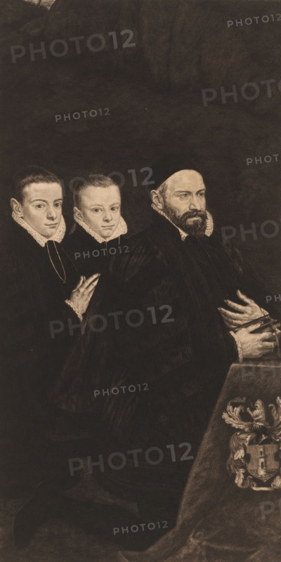 Louis del Rio, maître des requêtes au conseil private du Brabant en 1578, et ses fils., Portrait of Antonio del Rio with his two sons, Musée national du Louvre, print, printmaker: Eugène Gaujean, France, after painting by Adriaen Thomasz. Key, after painting by Anthonis Mor, printer (person): Alfred Salmon, Paris, 1860 - 1900, printer (person), paper, etching, intaglio printmaking technique, engraving, height 411 mm x width 240 mm, Person, Antonio del Rio, historical persons, father and son(s) (family group), A sepia-toned portrait shows three clothed figures seated closely together against a dark background, each wearing dark garments with high, white ruffled collars; the rightmost figure has a beard and a dark cap and rests one hand on a tablecloth bearing a decorative crest while the other hand holds a small book, the two figures to the left appear younger with short hair and similar collars and their hands visible near the center figure's shoulder and chest.