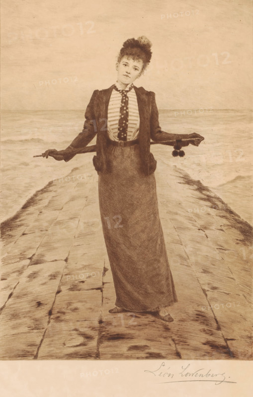 Woman on a pier, print, printmaker: Léon Lowenberg (signed by artist), c. 1875 - in or before 1912, paper, etching, drypoint, intaglio printmaking technique, etching and drypoint with plate tone, height 348 mm x width 249 mm, A sepia-toned depiction of a young woman standing on a wooden pier extending into calm water, wearing a long skirt that reaches her feet and a fitted jacket over a striped blouse with a spotted necktie, her hair piled up and slightly tousled, her arms outstretched to the sides holding a slender object in one gloved hand and a small accessory with pom-poms in the other, the wooden planks beneath her showing grain and seams, the horizon line visible behind her.