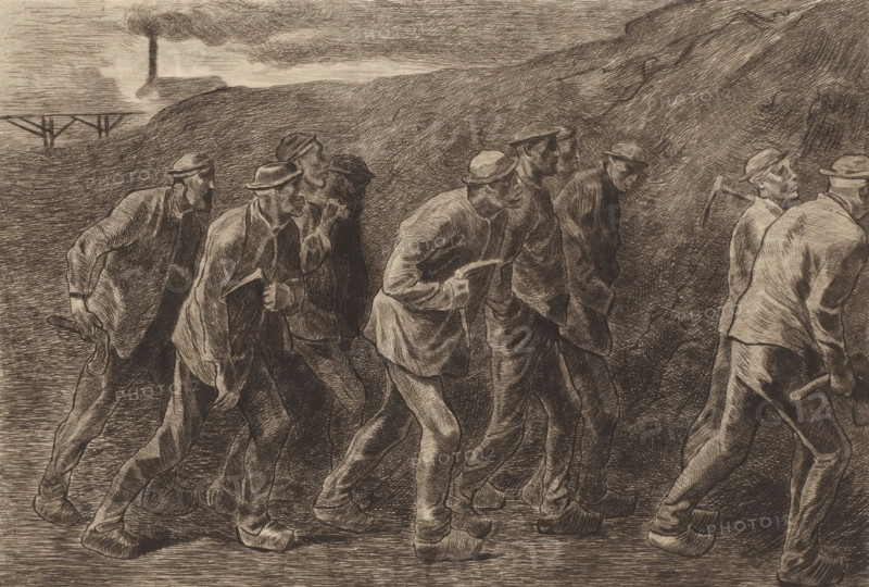 Ten miners on their way to work, print, inscription, inscription: '1er Etat difénitif', printmaker: Karl Meunier, after design by Constantin Emile Meunier (attributed to), 1874 - 1894, Attributed to, paper, etching, intaglio printmaking technique, etching with plate tone, height 209 mm x width 297 mm, miner, A monochrome drawing showing a row of men walking in the same direction across a textured landscape, each wearing simple work clothes and brimmed hats, their postures slightly hunched and their faces rendered with strong lines and shadow; some men hold hand tools with short handles, others carry sacks or rest their hands on their hips, and their footwear appears heavy and worn; behind them a sloped, crosshatched ground rises to a ridge, and in the distant background there is a small building with a tall smokestack emitting a plume and a simple bridge structure visible against a lighter sky.