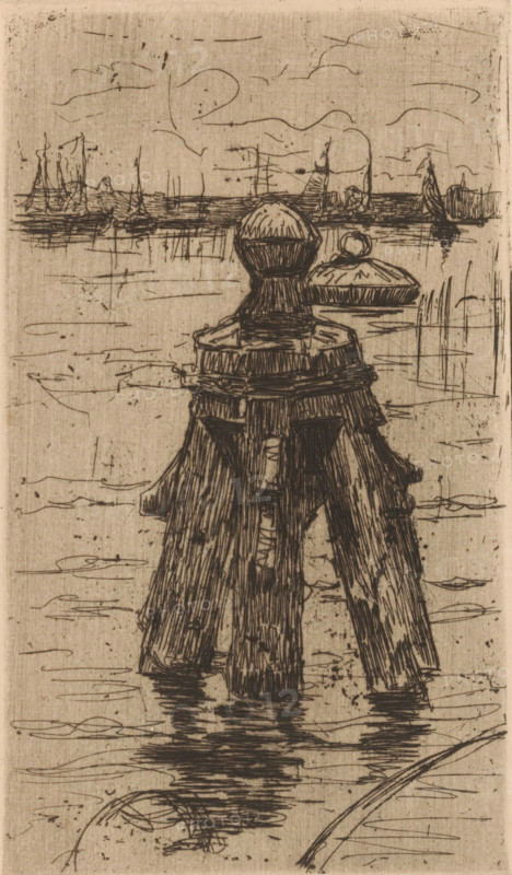 Dolby at a harbor, print, printmaker: Maurits van der Valk (signed by artist), 1867 - 1914, paper, etching, drypoint, intaglio printmaking technique, height 201 mm x width 119 mm, harbor, A sepia-toned etching shows a close-up view of a weathered wooden mooring structure rising from calm water, with thick, rough posts tied together and topped by rounded caps, their textured wood grain and vertical planks rendered in dark, sketchy lines; the structure casts a reflected, rippled silhouette on the water below. In the background a low horizon line contains loosely drawn outlines of sailboats and masts scattered across the water, and the sky above is filled with light, curving strokes suggesting wispy clouds. The overall composition is composed of fine cross-hatched marks and scratchy ink lines on a textured, aged paper surface.