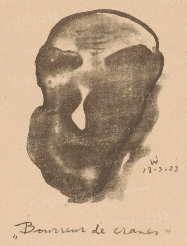 Bourreur de cranes (original title on object), Idealisten II en verder Kanttekeningen (original series title), print, A face or mask, indicated in the title on the object as brainwasher., printmaker: Erich Wichmann, 1923-03-18, paper, lithography, lithografie, height 180 mm x width 140 mm, caricatures (human types), A roughly head-shaped dark smudge with uneven edges fills the upper portion of the image, showing two darker rounded areas where eyes would be and a lighter vertical gap suggesting a nose area, all rendered in grainy charcoal-like texture on a pale beige paper background; the lower margin shows a faint swath of darker shading and a few darker marks near the right edge.
