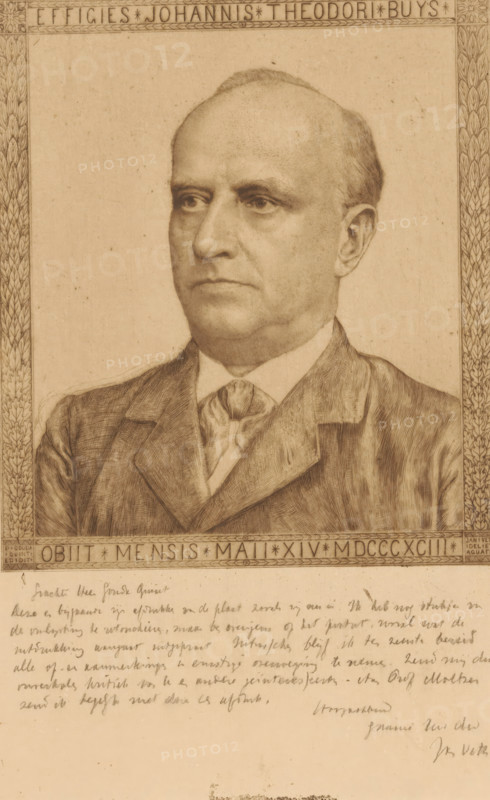 Effigies Johannis Theodori Buys Obiit mensis Maii XIV MDCCCXCIII, Portrait of Johannes Theodoor Buys, print, With message from the artist to the publisher., inscription: 'Dear Mr. Gouda Quist, This and the accompanying print are prints of the plate, Jan Veth', printmaker: Jan Veth (signed by artist), publisher: Paulus Gouda Quint, 1893, paper, etching, intaglio printmaking technique, etching with plate tone, proof print, height 297 mm x width 198 mm, Person, Johannes Theodoor Buys, historical persons, A sepia-toned portrait drawing of a middle-aged man shown from the chest up, facing slightly to the viewer's left, with a bald forehead and short hair at the sides, wearing a collared shirt, a patterned necktie, and a suit jacket; the image is framed by a decorative border with a patterned vertical design at the sides and a horizontal band at the top and bottom, and handwritten cursive text appears beneath the portrait on the lower portion of the paper.