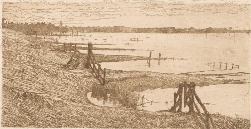 Flooded meadows near a dike, print, printmaker: Maurits van der Valk (signed by artist), 1867 - 1931, paper, etching, intaglio printmaking technique, etching with plate tone in brown, height 117 mm x width 220 mm, water meadows under water, A sepia-toned etching shows a marshy shoreline with sloping grassy banks in the foreground and midground, rendered with fine, parallel hatch marks. Wooden posts and simple framed structures extend into the shallow water at several points, some standing alone and others connected by narrow rails or ropes. Low, irregular clumps of reeds and marsh vegetation sit at the water’s edge, with reflective water surfaces between the banks. A distant, low tree line stretches across the horizon beneath a sky filled with elongated, cloud-like forms drawn with thin, undulating lines. The overall scene is composed of delicate linear textures and subtle tonal variations.