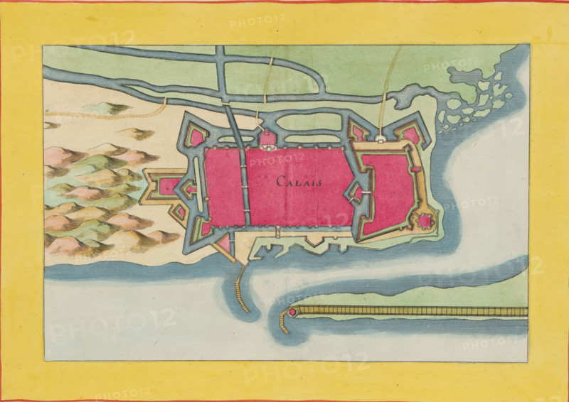 Fortress map of Calais, Calais, area plan, print, album page, This print is part of an album., after design by Matthäus Merian (II), publisher: Caspar Merian, Frankfurt am Main, colorer (graphic design artist): Anna Beeck, The Hague, 1656, printmaker, colorer (graphic design artist), Hessen, paper, engraving, etching, hand coloring, height 185 mm x width 282 mm, height 532 mm x width 317 mm, Card from: Zeiller, vol. 2, after p. 18., maps of cities, A hand-colored map fragment showing a fortified town with geometric bastions in bright pink and outlined defenses in blue and green, surrounded by waterways and a pale yellow border; a sandy area with stylized low hills in muted greens, pinks, and browns appears to the left, while a textured blue sea with irregular lighter patches runs along the right and bottom edges; narrow channels and bridges connect the fortifications, and a long pier or breakwater extends into the water from the lower right, ending in a small circular fortification.