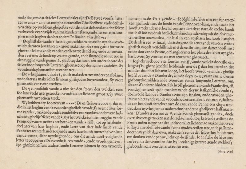 Onderrechtinghe der Nederlantsche grove ende cleyne letteren, Instructie bij het schrijven van de Nederlandse letteren (derde vervolg), Spieghel der schrijfkonste, albumblad, text sheet, Folio G1v with the third continuation of the instruction on writing Dutch letters. The sheet is part of an album., writer (clerical worker): Jan van de Velde (I), publisher: Cornelis Claesz., Amsterdam, 1608, writer (clerical worker), paper, letterpress printing, text in letterpress, height 260 mm x width 370 mm, A close-up image of an aged printed page divided by a vertical rule into two columns of dense, small serif text, with slightly darker ink on a cream-colored, textured paper that shows subtle spotting and a few small stains, the left margin wider and the right column ending higher than the left, and the lower edge showing more blank space.