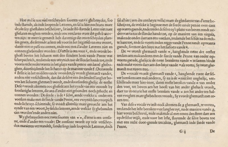 Onderrechtinghe der Nederlantsche grove ende cleyne letteren, Instructie bij het schrijven van de Nederlandse letteren (vierde vervolg), Spieghel der schrijfkonste, albumblad, text sheet, Folio G2r with the fourth continuation of the instruction on writing Dutch letters. The sheet is part of an album., writer (clerical worker): Jan van de Velde (I), publisher: Cornelis Claesz., Amsterdam, 1608, writer (clerical worker), paper, letterpress printing, text in letterpress, height 260 mm x width 370 mm, A beige page with an aged, slightly spotted surface containing two columns of dense dark printed lines separated by a thin vertical rule, with uneven margins and darker ink variations across the lines, and small darker blemishes and foxing marks visible on the paper.