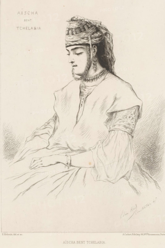 Portrait of Aïscha Bent Tchelabia, Aïscha Bent Tchelabia, French etchings from 1875, L'eau-forte en 1875, print, Series number, 21, 40, collector's mark: 'AFE v S', watermark, printmaker: Pierre Edmond Alexandre Hédouin, publisher: Alfred Cadart, Paris, 1875, paper, etching, drypoint, intaglio printmaking technique, height 256 mm x width 193 mm, Person, historical persons - BB - woman, sitting figure - AA - female human figure, A seated woman in profile wears a layered head covering with decorative bands and hanging ornaments, a long dark veil at the back, and a chain or beaded necklace at her throat; she has closed eyes and a calm facial expression, a fitted sleeve with embroidered or patterned cuff peeking from under a loose outer garment, a draped voluminous skirt, a bracelet on her wrist, and one hand resting on her lap, all rendered in fine pen-and-ink lines on a pale background.