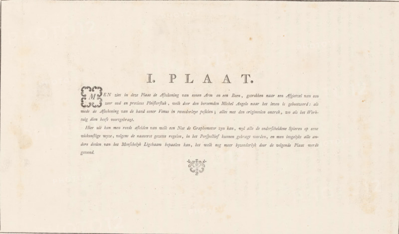 I. Plate, Explanation of a leg, arm and two hands, Description of a general graphometer, album page, text sheet, Series number, 1, 12, Text sheet with an eight-line Dutch explanation of a print depicting a leg, initially drawn only in outline using a graphometer. The text sheet is part of the book: AG Eckhardt, 1778., writer (clerical worker): Antoine George Eckhardt, publisher: Jan Hendrik Munnikhuizen (possibly), The Hague, 1777 - 1778, writer (clerical worker), paper, letterpress printing, text in letterpress, height 510 mm x width 330 mm, A wide, aged sheet with a pale cream background and scattered small brown spots across its surface, featuring a centered decorative emblem above a block of narrow lines of printed content that form a rectangular arrangement, with a stylized ornamental initial set inside a small decorative frame to the left of the lines and a small ornate flourish centered below them, all surrounded by a thin rectangular border near the edges of the sheet.