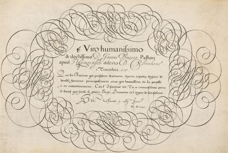 Writing sample: Que ses Anciens qui, 't Magazin oft pac-huys der loffelycker penn-const, print, album page, ornamental print, Writing sample with four lines of text in French: Que ses Anciens qui ... Above this, a text with a dedication in Latin to Jean Doucher, minister in Vlissingen: Viro humanissimo ... The text is framed by scrollwork., printmaker: Simon Frisius, after design by David Roelands, publisher: David Roelands, Flushing, dedicated to: Jean Doucher, 1616 - 1617, Simon Frisius, David Roelands, Jean Doucher, printmaker, after design by, publisher, paper, engraving, gravure, height 228 mm x width 345 mm, calligraphy, A sheet with an ornate oval frame of flowing dark ink flourishes surrounding a central area, the flourishes made of continuous looping lines that intertwine and form symmetrical swirls on both sides and along the top and bottom, set against a lightly textured, aged paper background.