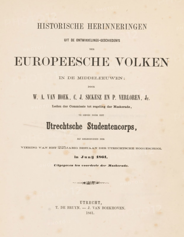Historical recollections from the developmental history of European peoples in the Middle Ages, presented by the Utrecht Student Corps on the occasion of the celebration of the 225th anniversary of the Utrecht University in June 1861, book, photographer: Willem Adrianus van Hoek, writer (clerical worker): Cornelis Jacob Sickesz, writer (clerical worker): P. Jr. Verloren, printer (person): Drukkerij J. van Boekhoven, Utrecht, publisher: T. de Bruyn & J. van Boekhoven, 1861, writer (clerical worker), printer (person), textile materials, pasteboard, paper, linen (material), albumen print, letterpress printing, gold print, height 306 mm x width 258 mm x thickness 13 mm, A faded, aged page with printed headings and lines of text in various serif fonts centered on the page, showing large bold title type near the top, smaller lines of capitalized and mixed-case type beneath, and several decorative flourishes and typographic ornaments; the paper has a warm off-white tone with scattered brown f...