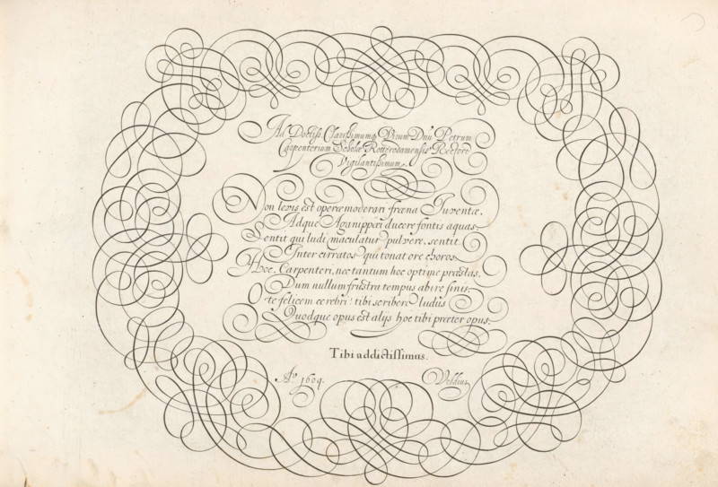 Writing sample: Ad doctiss. clarissismumque, Mirror of writing skills, Thrésor litéraire, print, album page, ornament print, Writing example with the salutation: Ad doctiss. clarissismumque virum dnu Petrum Carpenterium scholae Rotterodamensis rectore vigilantissimum. Below that, eight lines of text in Latin: Non levis est ... Signed: Tibi addictissimus Veldius. The text is framed by scrollwork., printmaker: Simon Frisius, Haarlem, after design by Jan van de Velde (I), Rotterdam, dedicated to: Pieter de Carpentier (?-1620), 1609, paper, engraving, gravure, height 210 mm x width 320 mm, calligraphy, A sheet with a central column of ornate cursive script surrounded by an elaborate circular frame of continuous dark looping flourishes and ornamental swirls, the frame forming a wide oval that leaves a lighter interior space; the loops vary in thickness and overlap to create intricate intertwined patterns, with additional smaller decorative swirl motifs positioned above and below the central...