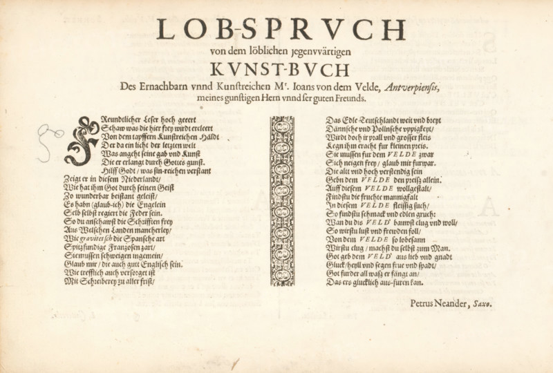 Lob-spruch von dem löblichen jegenwärtigen Kunst-Buch, Duitstalig lofdicht, Spieghel der schrijfkonste, albumblad, text sheet, Text sheet with a German-language eulogy in two columns. The text begins with a decorated initial S. Between the two columns of text is an ornamental border of fleurons. The text sheet is part of an album., writer (clerical worker): Petrus Neander, publisher: Jan van de Velde (I), Rotterdam, 1605, writer (clerical worker), paper, letterpress printing, woodcut, text in letterpress, height 210 mm x width 315 mm, initial, A cream-colored page with printed black decorative text and large spaced headings at the top, divided into two columns by a narrow vertical ornamental border filled with repeating circular floral motifs, the left column featuring a large ornate initial and dense lines of blackletter-style text while the right column mirrors similar dense lines in a matching dark typeface, small decorative marks and faint smudges scattered on the page, and a small...