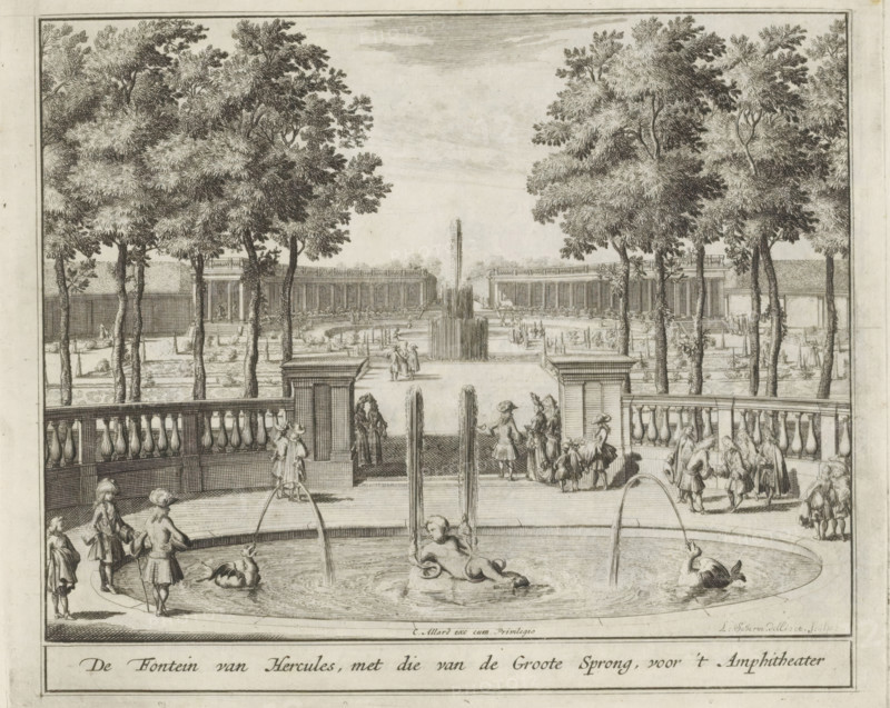 The Fountain of Hercules, with that of the Great Leap, in front of the Amphitheater, Fountain of Hercules in the garden of Het Loo Palace, The Splendor of the Netherlands, Or the Pleasure Garden founded by HBM William III at Het Loo, print, album page, View of the Fountain of Hercules with the large fountain (King's Leap) and the amphitheater behind it. Print is part of an album., printmaker: Laurens Scherm, Amsterdam, after drawing by Laurens Scherm, publisher: Carel Allard, grantor of privilege: States of Holland and West Friesland, 1689 - 1701, 1702, Laurens Scherm, Carel Allard, States of Holland and West Friesland, printmaker, after drawing by, publisher, grantor of privilege, paper, etching, height 172 mm x width 206 mm, ornamental fountain, French or architectonic garden, formal garden, Apeldoorn, Paleis Het Loo, The image shows a detailed black-and-white engraving of a formal garden scene viewed from a terrace with a balustrade in the foreground, a circular fountain basin with ...