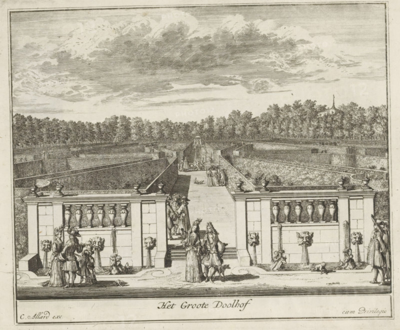 The Great Labyrinth, Labyrinth in the garden of Het Loo Palace, Splendor of the Netherlands, Or the Pleasure Garden founded by HBM William III at Het Loo, print, album page, The labyrinth in the garden of Het Loo Palace. Print is part of an album., printmaker: Laurens Scherm, Amsterdam, publisher: Carel Allard, grantor of privilege: States of Holland and West Friesland, 1689 - 1701, 1702, paper, etching, height 171 mm x width 207 mm, French or architectonic garden, formal garden, labyrinth, maze, garden, Apeldoorn, Het Loo Palace, A wide engraved view shows a formal garden with a long central walkway flanked by high hedges and terraces, ornate balustrades with decorative vases, and sculpted lion head fountains. Figures in period dress stand and converse along the terrace and steps, some accompanied by small dogs and children, while others ascend a central stairway leading toward a distant pavilion. Beyond the garden, dense rows of trees line the horizon, and above them a sky filled wit...