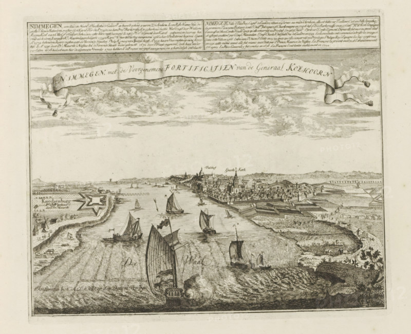View of Nijmegen, Nimmegen, with the intended fortifications of General Koehoorn, a city in the Netherlands, the capital of Gelderland, 1702 the French attacked it in vain and fled it shamefully, Les Principales Forteresses & Villes Fortes, d'Espagne, de France, d'Italie, de Savoië, d'Allemagne & des Païs-Bas, Naaukeurige Illustratie der Voornaamste Sterke Steden en Vestingen in Spanjen, Vrankryk, Italien, Savoyen, Duytsland en Nederlanden, print, album page, map, View of the Waal and Nijmegen. On the left, Fort Knodsenburg. With texts in Dutch and French. The text refers to the failed attack by the French in 1702., printmaker: Abraham Allard, Amsterdam, printmaker: Carel Allard, publisher: Carel Allard, publisher: Pieter van der Aa (I), Leiden, grantor of privilege: States of Holland and West Friesland, 1702 - 1733, Abraham Allard, Carel Allard, Pieter van der Aa (I), States of Holland and West Friesland, publisher, grantor of privilege, paper, etching, height 233 mm x width 277 mm, f...