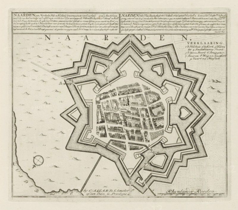 Map of Naarden, Naarden, a Dutch city in Holland, Les Principales Forteresses & Villes Fortes, d'Espagne, de France, d'Italie, de Savoië, d'Allemagne & des Païs-Bas, Naaukeurige Illustratie der Voornaamste Sterke Steden en Vestingen in Spanjen, Vrankryk, Italien, Savoyen, Duytsland en Nederlanden, print, album page, map, Map of the Dutch city of Naarden. With texts in Dutch and French., printmaker: Abraham Allard, Amsterdam, printmaker: Carel Allard, publisher: Carel Allard, publisher: Pieter van der Aa (I), Leiden, grantor of privilege: States of Holland and West Friesland, 1701 - 1733, Abraham Allard, Carel Allard, Pieter van der Aa (I), States of Holland and West Friesland, publisher, grantor of privilege, paper, etching, height 239 mm x width 275 mm, fortifications, military engineering, maps of cities, War of Spanish Succession, Period, 1701 - 1713, A detailed black and white engraved map fragment showing a star-shaped fortified town with multiple concentric ramparts and angular b...