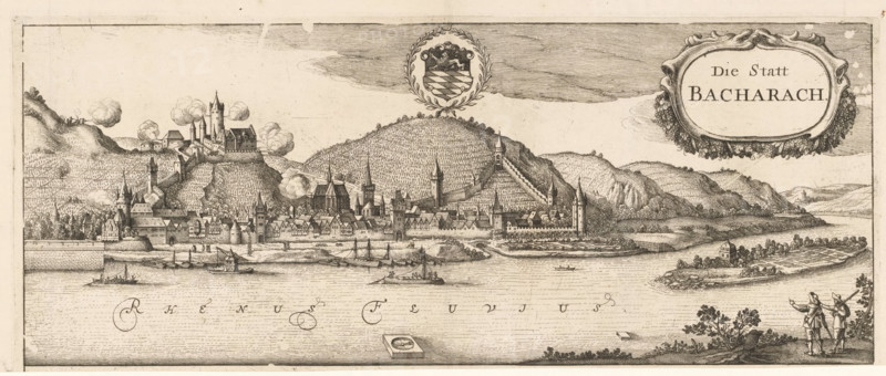 View of Bacharach, Die statt Bacharach, print, printmaker, Johannes Janssonius, Frederik de Wit, Johannes Janssonius van Waesberge (I), paper, engraving, etching, height 274 mm, width 452 mm, armorial bearing, heraldry, prospect of city, town panorama, silhouette of city, Rhineland-Palatinate, Bacharach, A detailed monochrome engraving shows a riverside town with clustered buildings, towers, and steeples lining the water’s edge, backed by terraced hills and a larger fortified complex on a hilltop; boats and small vessels are on the river in the foreground, and a low stone quay or wall runs along part of the shore; an ornamental cartouche and a heraldic wreath appear in the sky area, while two figures stand on a grassy bank in the lower right looking toward the town; fields, trees, and a small pavilion or house appear on a peninsula across the river, and clouds and fine line shading fill the sky and hillside areas.