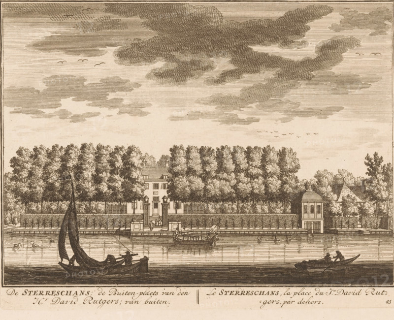 De Sterreschans, de Buiten-plaets van den Hr. David Rutgers, van buiten, Le Sterreschans, la place du Sr. David Rutgers, par dehors, Buitenplaats de Sterreschans aan de Vecht, print, Series number, 43, printmaker: Daniël Stopendaal, publisher: widow Nicolaes Visscher (II), 1719, paper, etching, height 158 mm x width 203 mm, A horizontal engraving shows a river in the foreground with small boats and figures rowing, one boat with a large billowing sail and another with two people seated; swans and waterfowl float on the water. A stone quay with steps and ornamental posts lines the river, leading to a gated entrance flanked by trees and hedges. Behind the trees a multi-story building with a central doorway and symmetrical windows is visible, partially hidden by a dense row of tall, leafy trees. To the right of the main house a smaller pavilion-like structure with a domed roof stands near the water. The sky above is filled with layered, textured clouds and scattered flocks of birds.