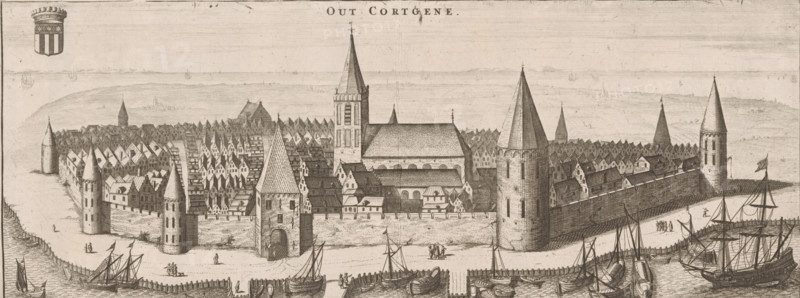 View of Kortgene, Out Cortgene, print, book illustration, printmaker, publisher, Leiden, paper, etching, engraving, height 133 mm x width 346 mm, An engraving shows a fortified coastal town with a high defensive wall punctuated by round and conical towers and a large gateway, behind which a dense arrangement of steeply pitched gabled roofs rises toward a central church complex with a tall tower and a broad nave; small figures are visible on the shoreline and near the entrance, and numerous sailing vessels and rowboats are moored along a waterfront lined with wooden piers and breakwaters, while low hills and distant ships appear on the horizon and a decorative shield appears in a corner.