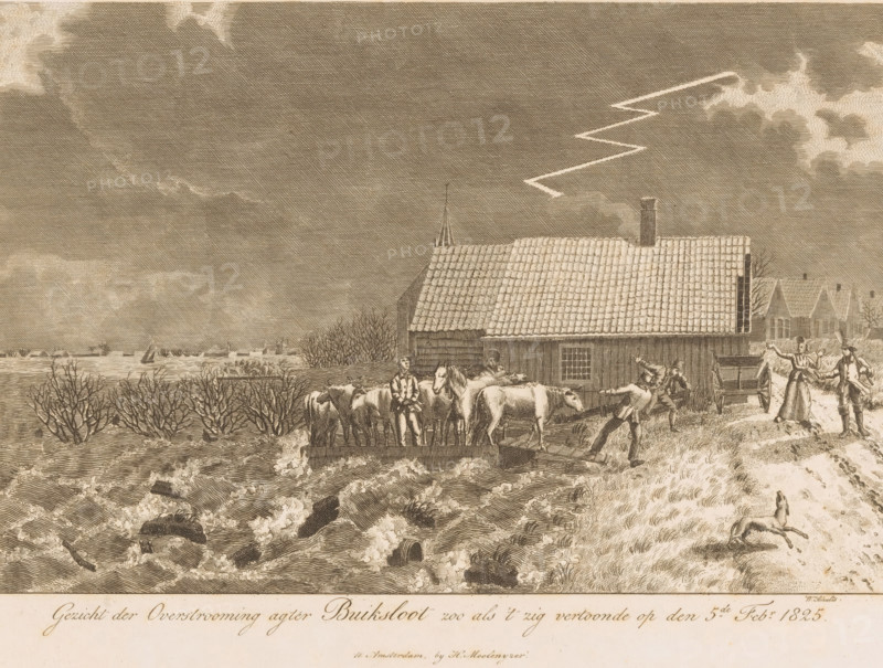 View of the Flood behind Buiksloot as it appeared on February 5, 1825, Flooded land behind Buiksloot, print, printmaker: Willem Schults, Netherlands, publisher: Hendrik Moolenyzer, Amsterdam, paper, etching, height 242 mm x width 304 mm, flood, February 1825 Flood, Buiksloot, Period, 1825-02-05, A sepia-toned engraved scene shows a riverside with churning waters in the foreground and leafless bushes along the bank, a wooden building with a tiled roof and a chimney near the water, a group of horses standing on a wooden platform beside the building, several human figures around the animals including one standing upright and another pushing a cart, two figures on the right gesturing near a small wagon, a dog or small animal leaping on the grassy bank, distant low buildings and a sailboat visible on the horizon, and a dramatic cloudy sky with a zigzag lightning shape above the roof.