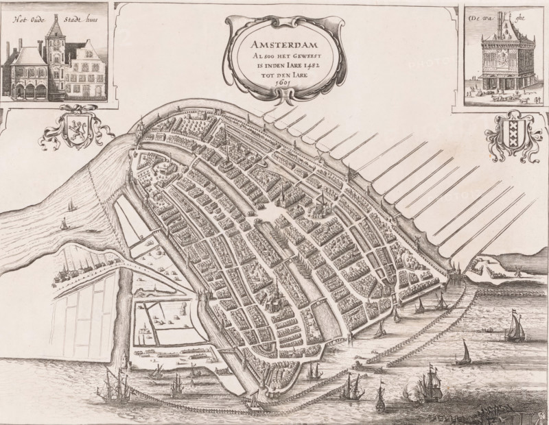 Amsterdam Alsoo het Geweest is inden Iare 1482 tot den Iare 1601, Map of Amsterdam, 1482-1601, area plan, print, book illustration, printmaker, after print by, publisher, Amsterdam, paper, etching, height 284 mm x width 370 mm, A detailed bird’s-eye ink map of a walled city with concentric canals, streets, and densely clustered buildings, showing boats and sailing ships in surrounding waters and ships docked along piers, decorative cartouches and small inset architectural drawings in the top corners, ornamental shields beneath the insets, a central ornate title cartouche near the top, and stylized patterns representing water, fields, and fortifications around the city.