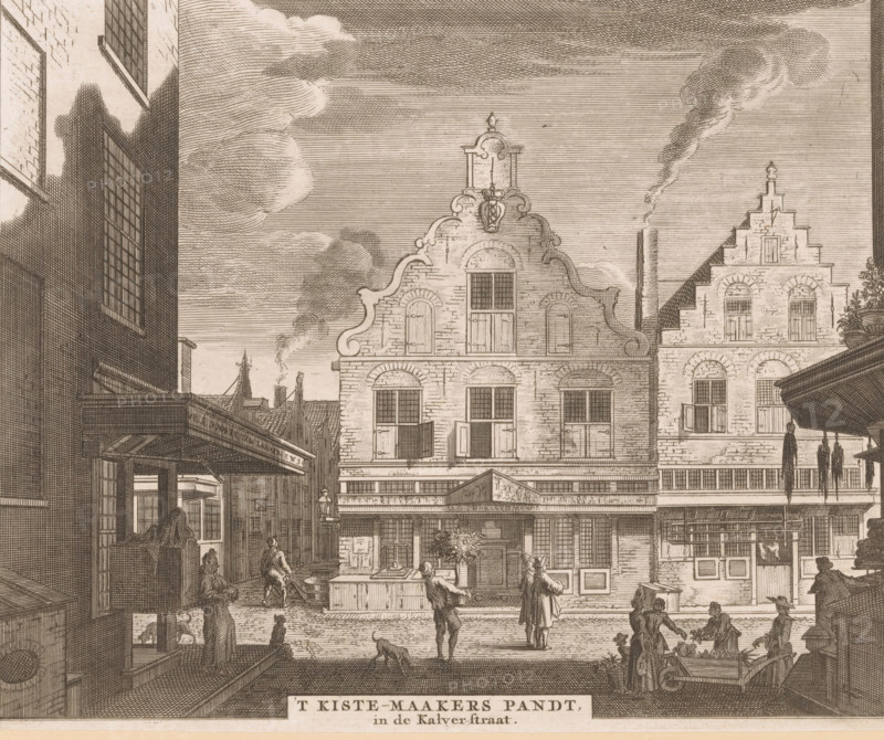 View of the Kistenmakerspand in Amsterdam, 'T kiste-maakers pandt, in the Kalverstraat, print, View of Kalverstraat 183 with the Olieslagerssteeg to the left. Top right, within the plate border, a page reference ('Pag. 676')., printmaker, publisher, Amsterdam, paper, etching, engraving, height 150 mm x width 180 mm, A detailed sepia-toned engraving shows a street scene with ornate gabled buildings featuring arched windows, shuttered panes, and decorative stonework; smoke rises from a chimney and clouds fill the sky above; figures in period clothing walk and stand in the street, some carrying or handling goods while a few dogs move among them; shopfronts with canopies and open doors line the ground level, and architectural details such as cornices, pilasters, and a small balcony are visible; in the foreground there are crates, a cart, and market activity with people interacting near the entrance to a building.