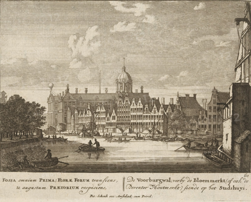 Fossa omnium Prima, Florae Forum transiens, & augustum Praetorium respiciens, De Voorburgwal, verby de Bloemmerkt (of ook de Deventer Houtmerkt) siende op het Stadhuys, Gezicht op de Voorburgwal, Viervoudig schouwspel van wonderen, Admirandorum Quadruplex Spectaculum, print, Series number, 60, 71, printmaker: Jan van Call (I), Amsterdam, publisher: Pieter Schenk (I), grantor of privilege: Staten van Holland en West-Friesland, c. 1700, paper, etching, height 131 mm x width 169 mm, Other state also used in: Call, 1700. The title page, dedication, and portrait of Frederik van Saxony were engraved by Pieter Schenk (I). The other prints in this series are, as indicated on the title page, by Jan van Call (I)., canals, waters (in city), Nieuwezijds Voorburgwal, A detailed monochrome engraving shows a riverside cityscape with rows of tall narrow buildings and a domed tower rising above the skyline, a cluster of chimneys and decorative rooflines along the waterfront, and numerous small sailing ...