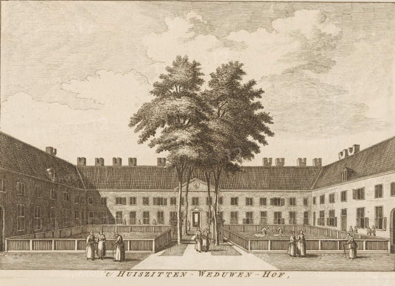 View of the courtyard of the Huiszittenweduwenhof (Kartuizerhof) in Amsterdam, 't Huiszitten-Weduwen-Hof, print, book illustration, publisher: Isaak Tirion, Amsterdam, 1765, Isaak Tirion, printmaker, publisher, paper, etching, height 138 mm x width 199 mm, A monochrome engraved courtyard scene showing a large rectangular building with a tiled roof and multiple rows of windows surrounding a central open area. A row of tall trees rises from a paved pathway leading to a central entrance with a pediment above it. Wooden railings enclose two sunken rectangular garden or pond areas on either side of the pathway. Groups of figures in period clothing stand and walk along the pathway and beside the enclosed areas. The sky above features softly etched clouds.