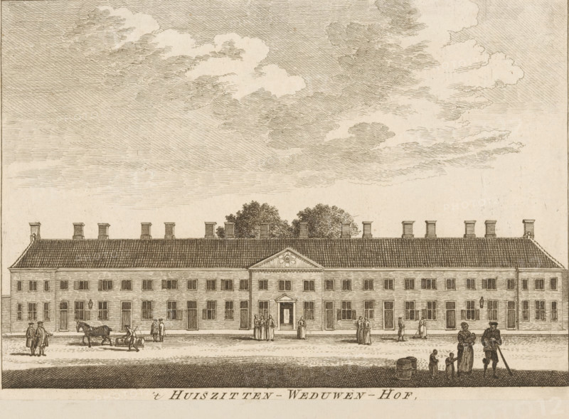 t Huiszitten-Weduwen-Hof, View of the Huiszittenweduwenhof (Kartuizerhof) in Amsterdam, print, book illustration, publisher: Isaak Tirion, Amsterdam, 1765, printmaker, paper, etching, height 140 mm x width 198 mm, A wide, low building with a tiled roof and evenly spaced chimneys stretches across the scene, with a central pediment above the main entrance and rows of shuttered windows along its facade; small groups of people stand and walk in front of the building, including figures gathered near the entrance, a person leading a horse hitched to a small cart, and others in conversation, while trees rise behind the roofline and large, textured clouds fill the sky above.