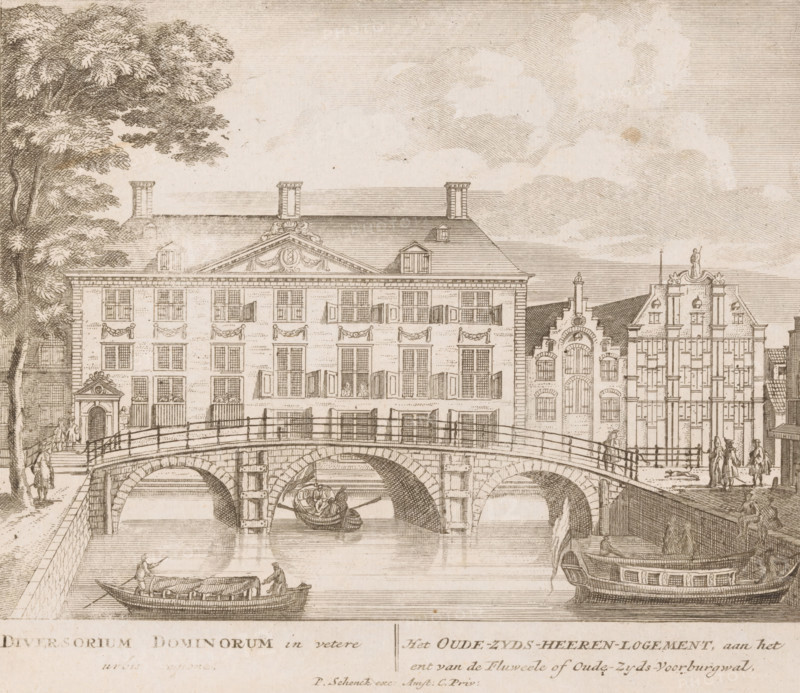 Diversorum Dominorum in vetere urbis regione, Het Oude-Zyds-Heeren-Logement, aan het ent van de Fluweele of Oude-Zyds-Voorburgwal, Gezicht op het Oudezijds Heerenlogement in Amsterdam, 100 Illustratiee der principegebouwen van Amsterdam, print, publisher: Pieter Schenk (I), Amsterdam, publisher: Barent Greve, 1710 - 1711, printmaker, paper, etching, engraving, height 173 mm x width 203 mm, An etching of a waterfront scene showing a stone arched bridge spanning a canal with boats beneath and alongside it, a large multiwindowed building with shuttered windows and decorative pediment behind the bridge, adjacent ornate narrow facades with stepped gables, a tree with dense foliage on the left, figures walking on the bridge and the quays, and small rowed and moored boats in the water.